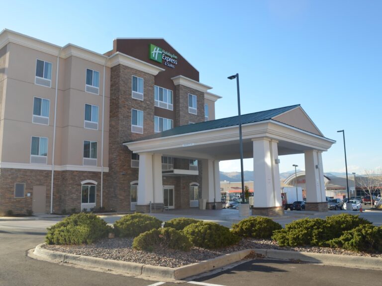 holiday-inn-express-and-suites-golden-4172378453-4x3